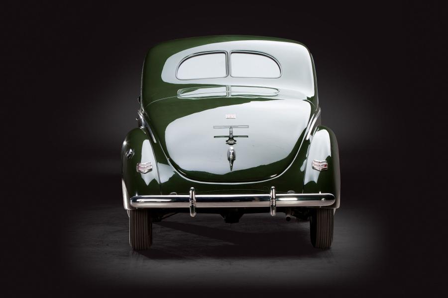  Ford V8 Deluxe 5-Window Coupe 1940 года  (фото 14 из 20)
